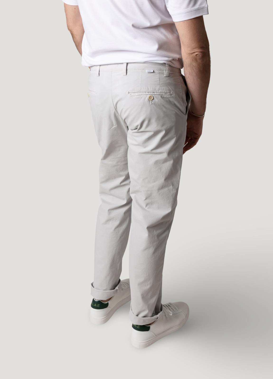 Pantalón casual chino gris perla