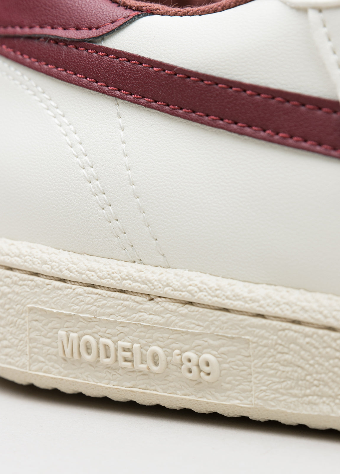 Sneakers blanco y granate