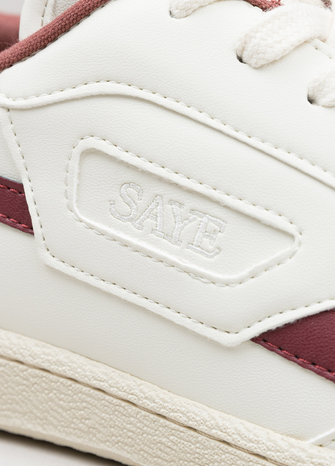 Sneakers blanco y granate