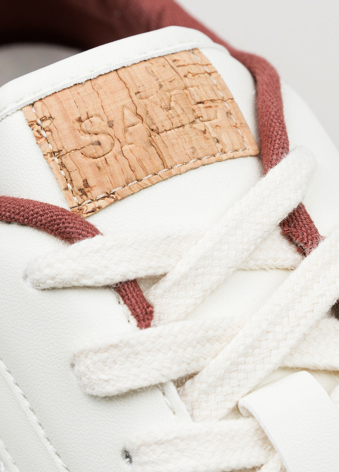 Sneakers blanco y granate