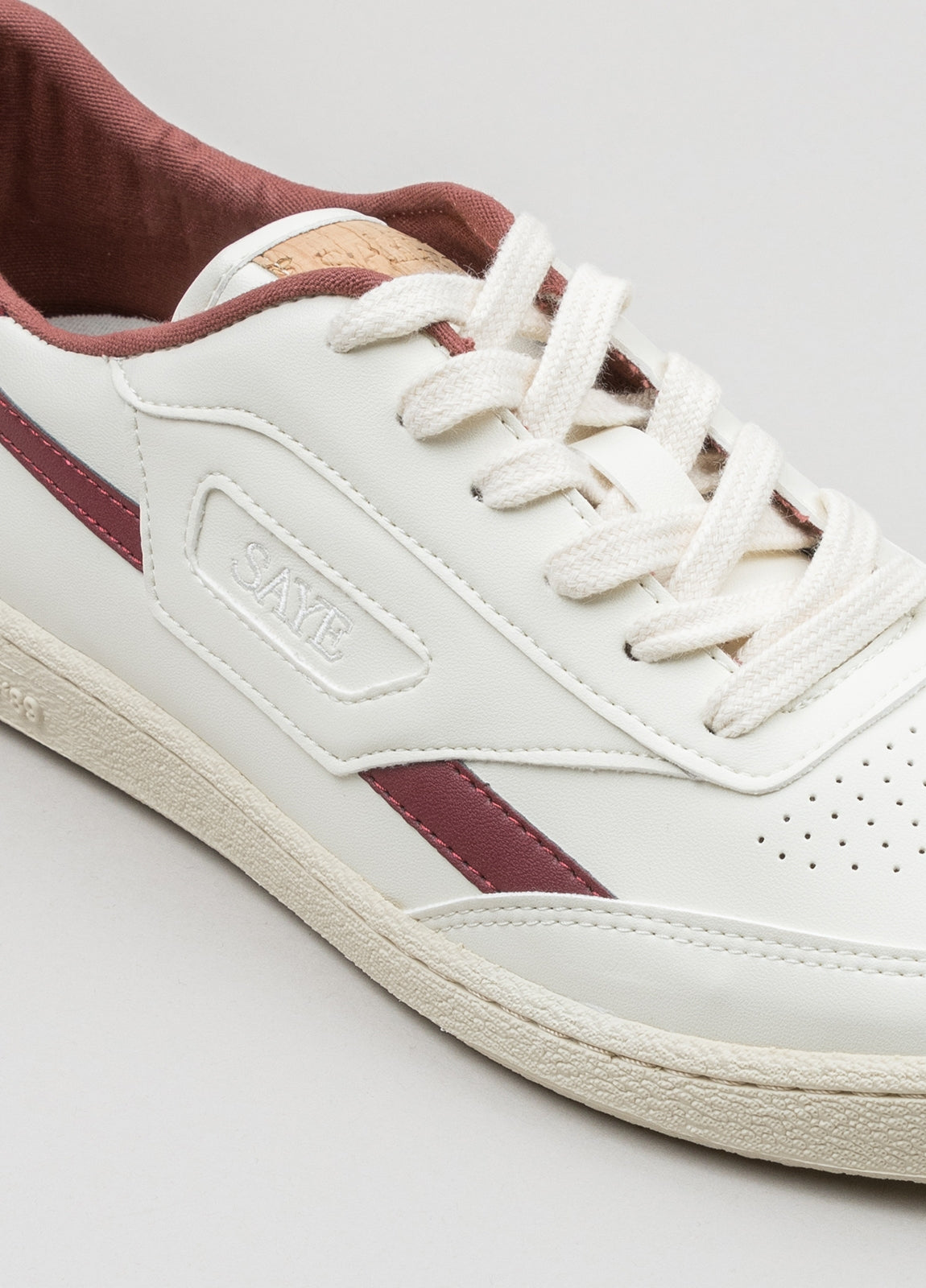 Sneakers blanco y granate