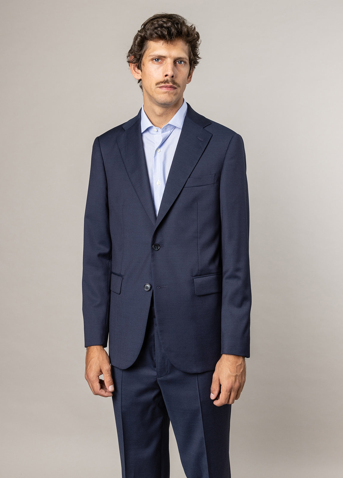 Traje azul marino