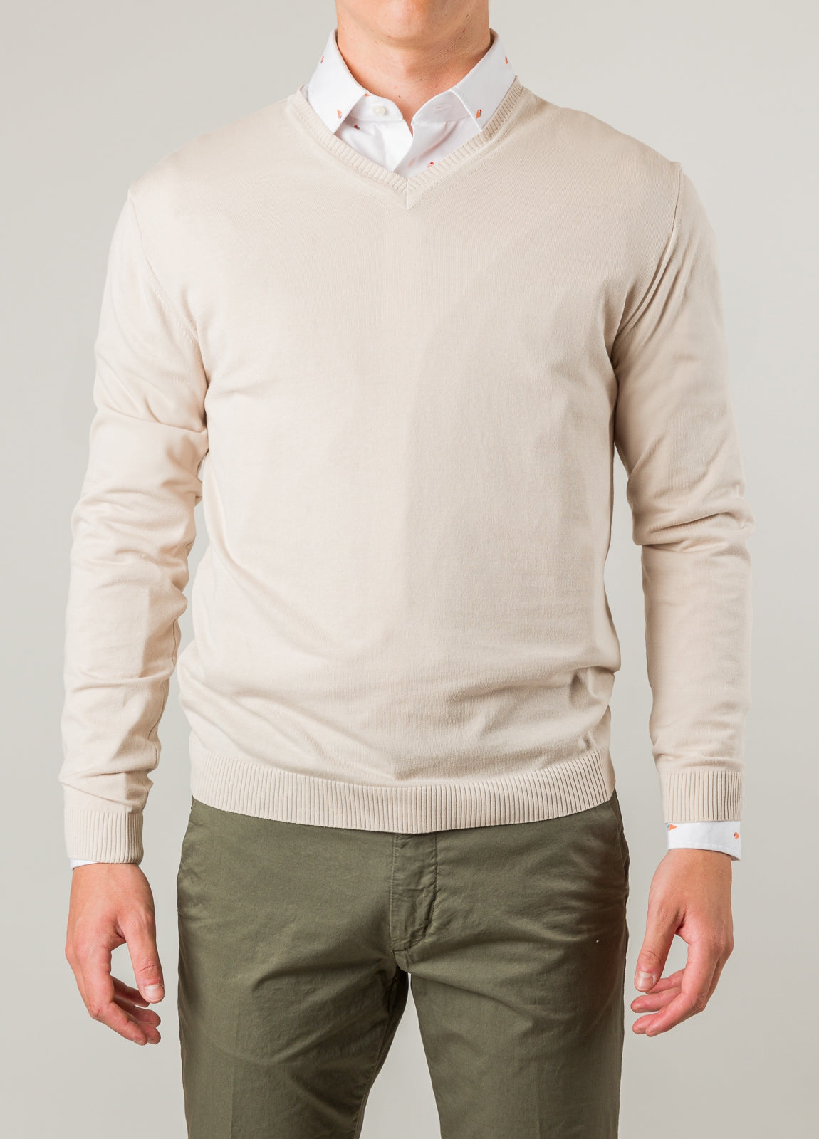 Jersey liso cuello pico color beige
