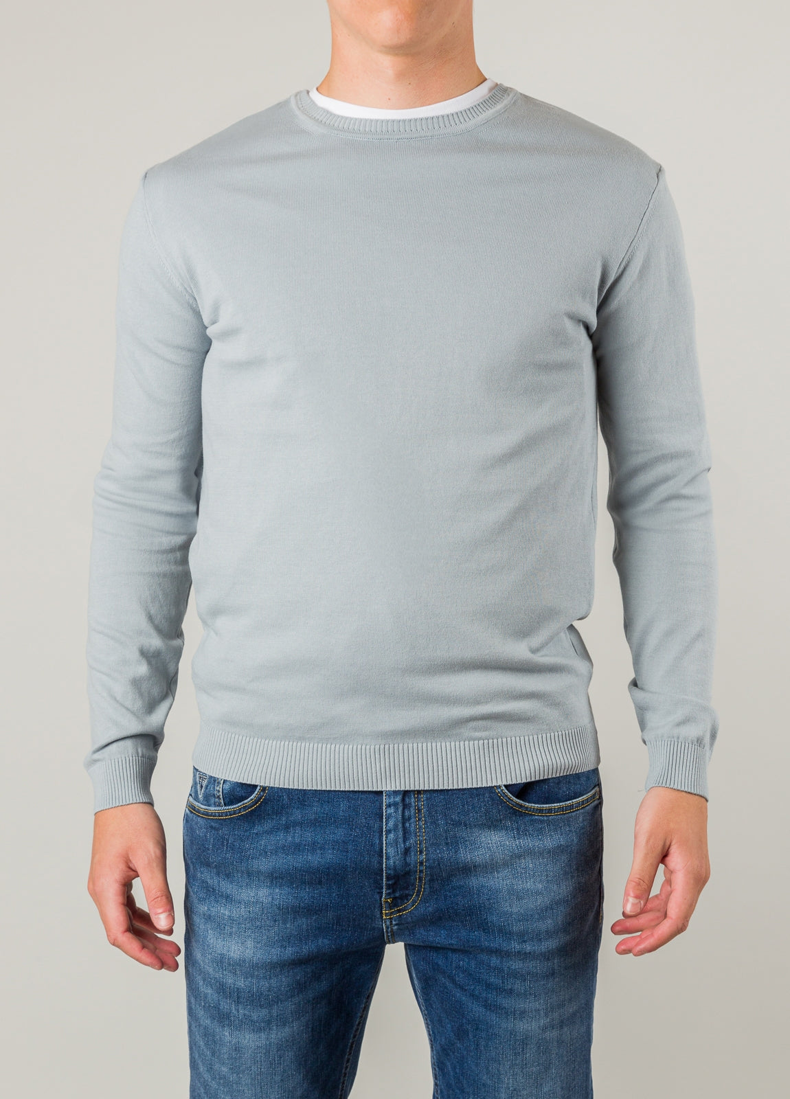 Jersey liso cuello redondo color plomo