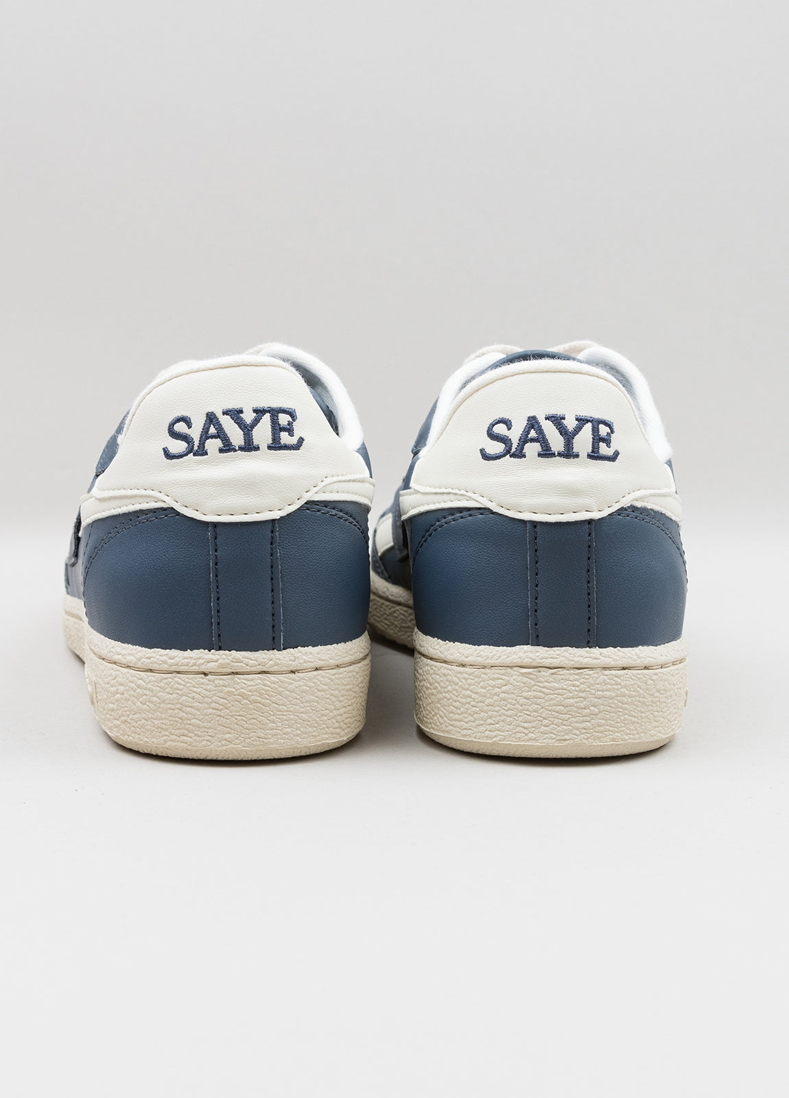 Sneakers azul y blanco