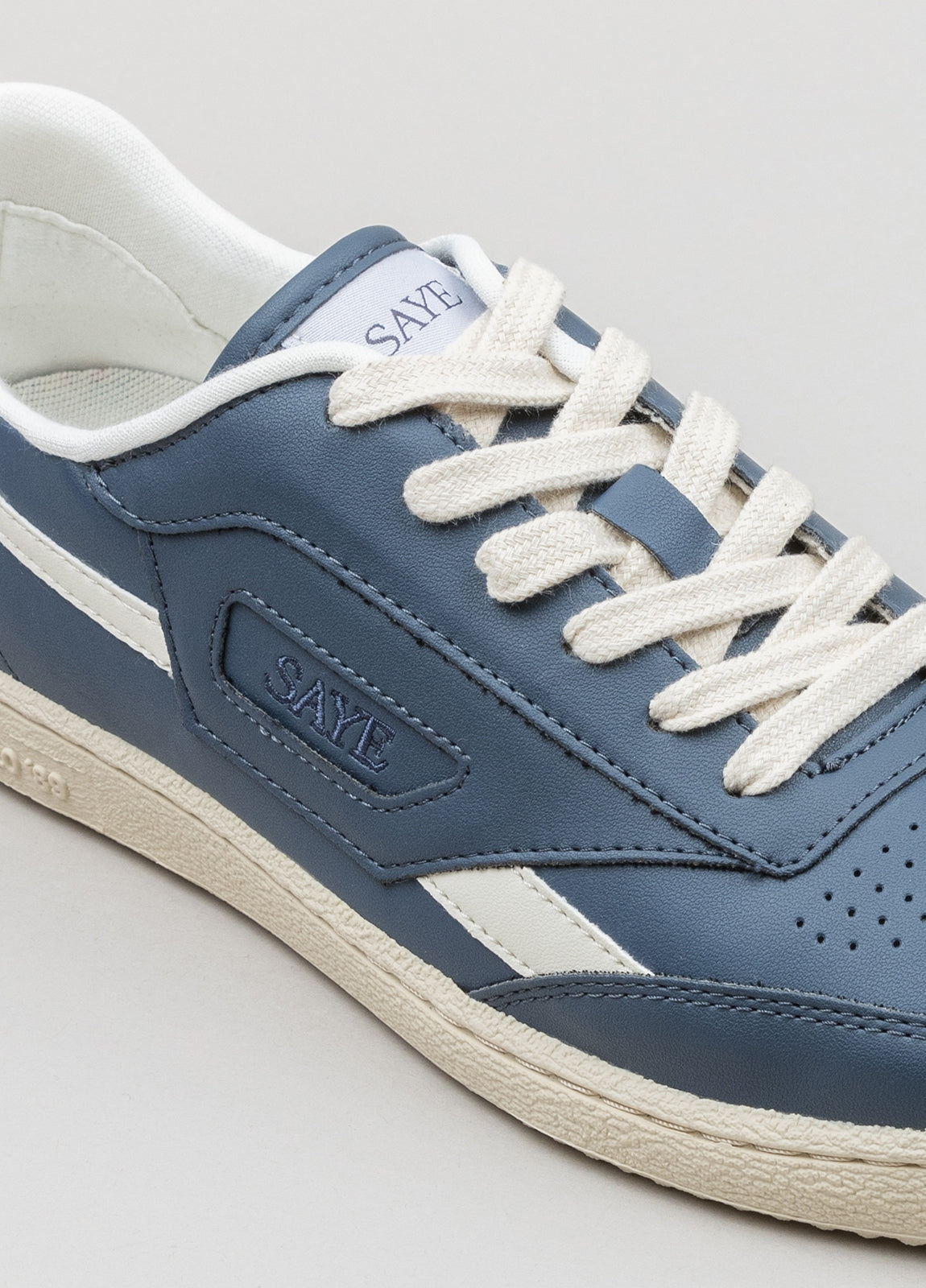 Sneakers azul y blanco