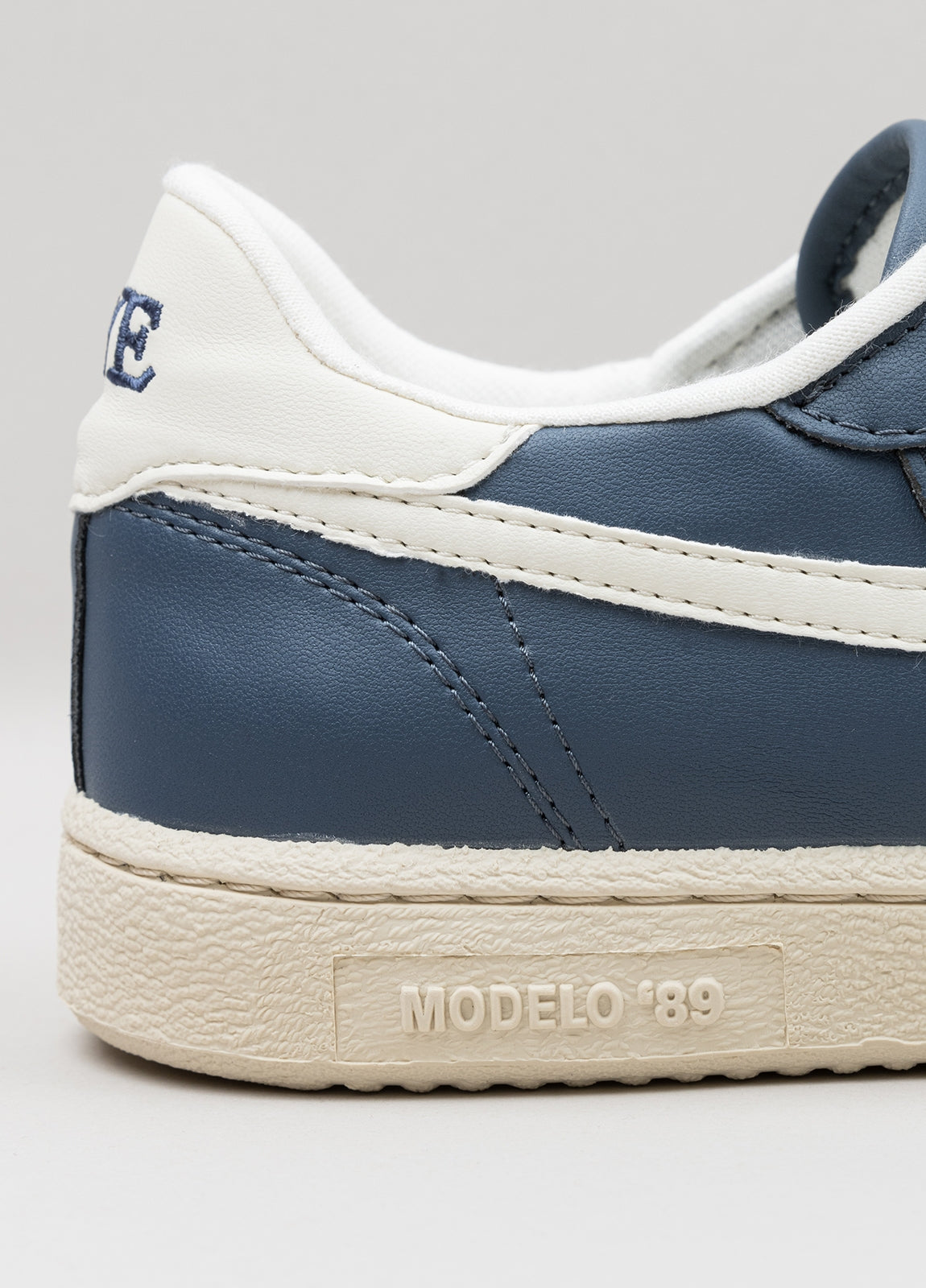 Sneakers azul y blanco