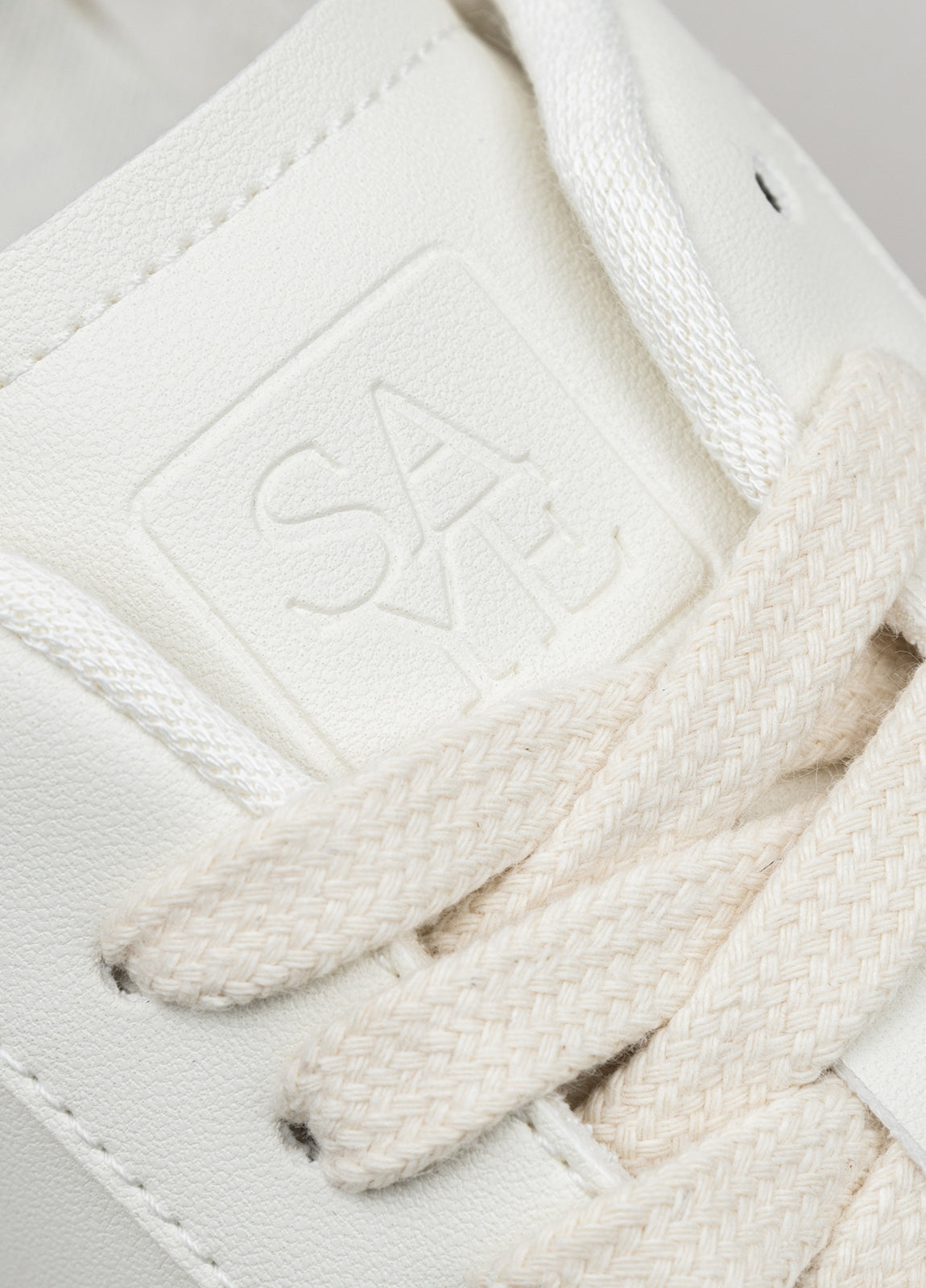 Sneakers blanco y gris