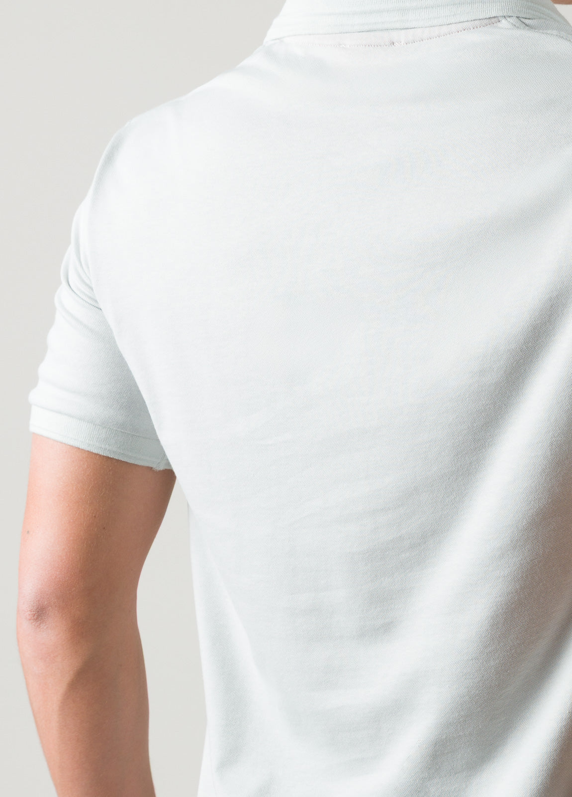 Polo cuello V gris claro