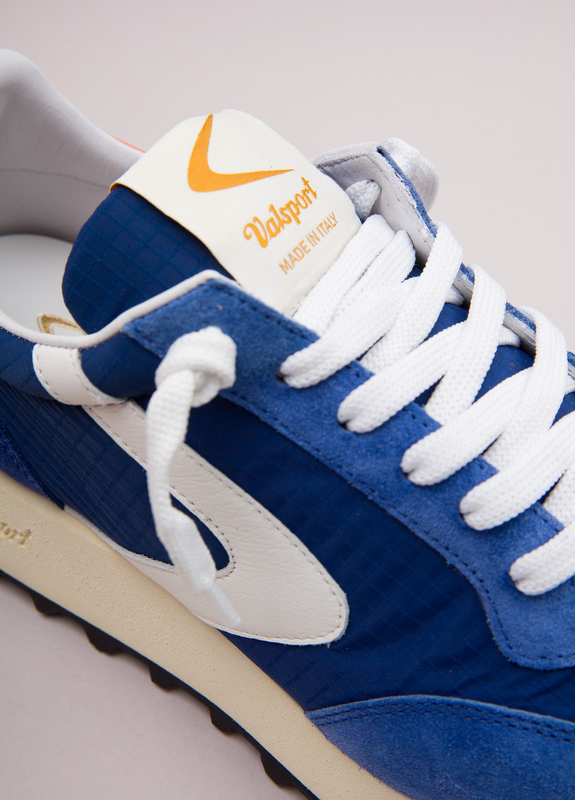 Sneakers azul y blanco