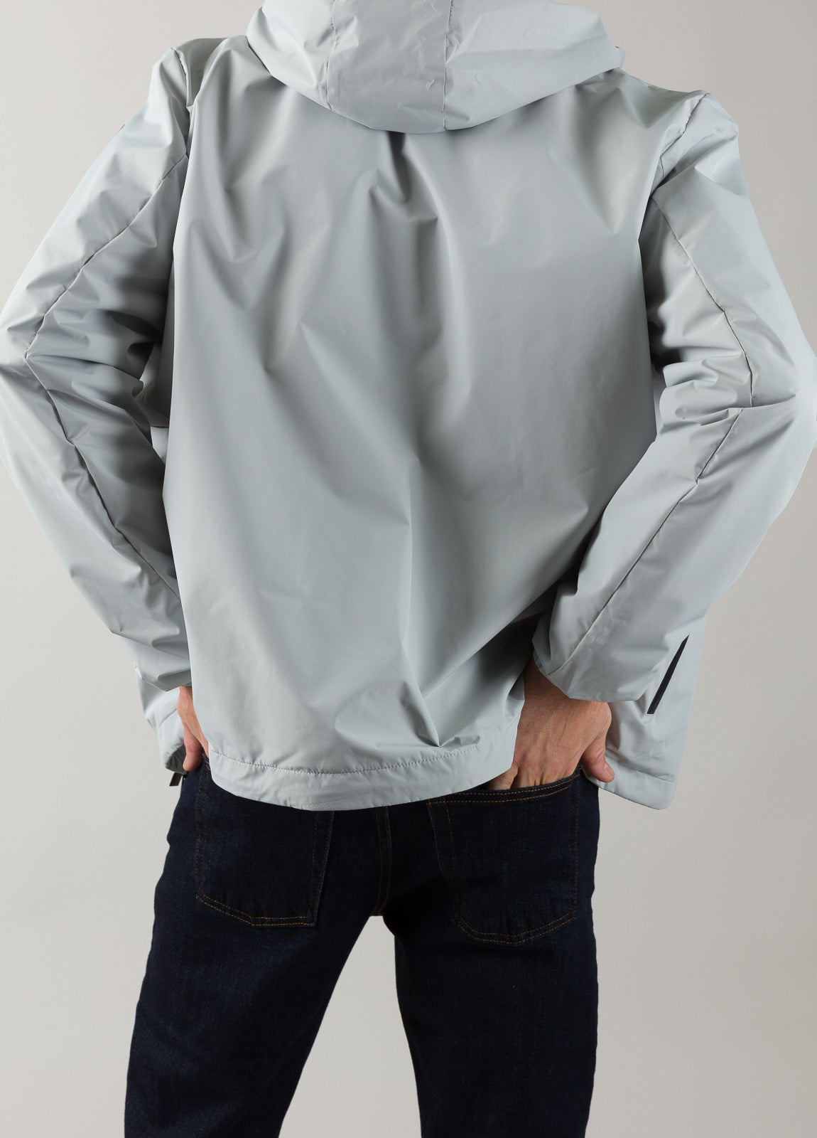 Cazadora técnica gris claro.
