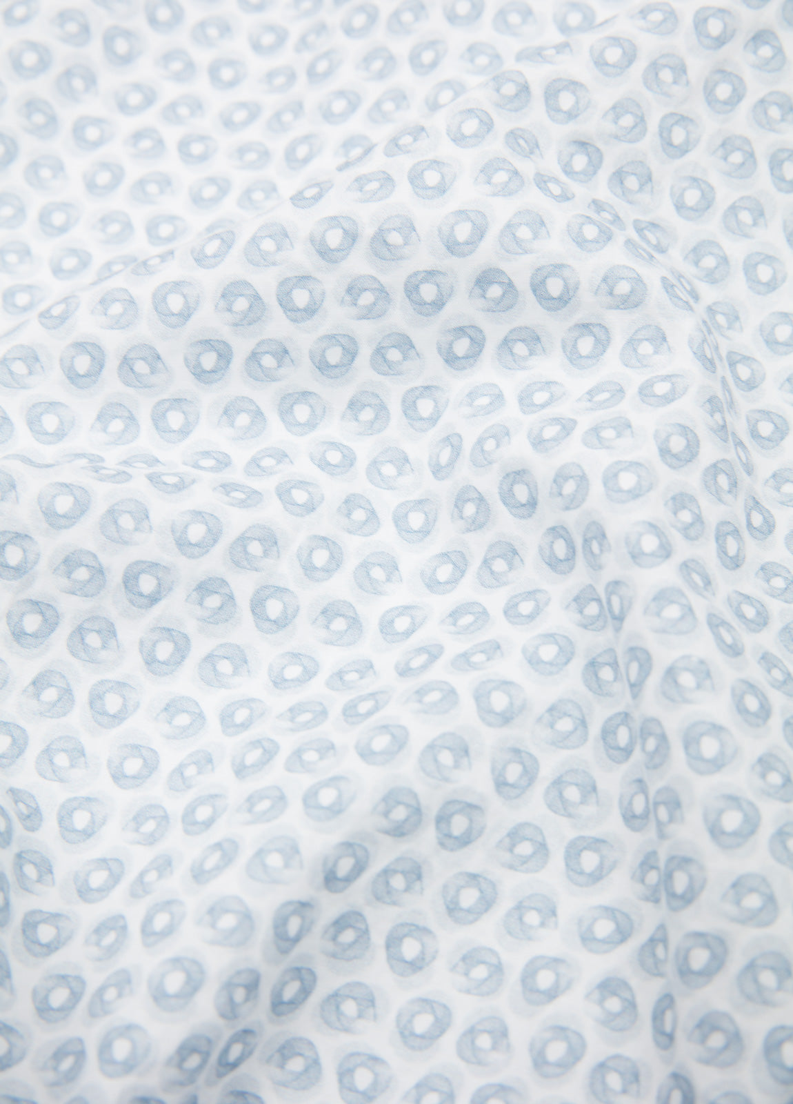 Camisa sport dibujo geométrico celeste.