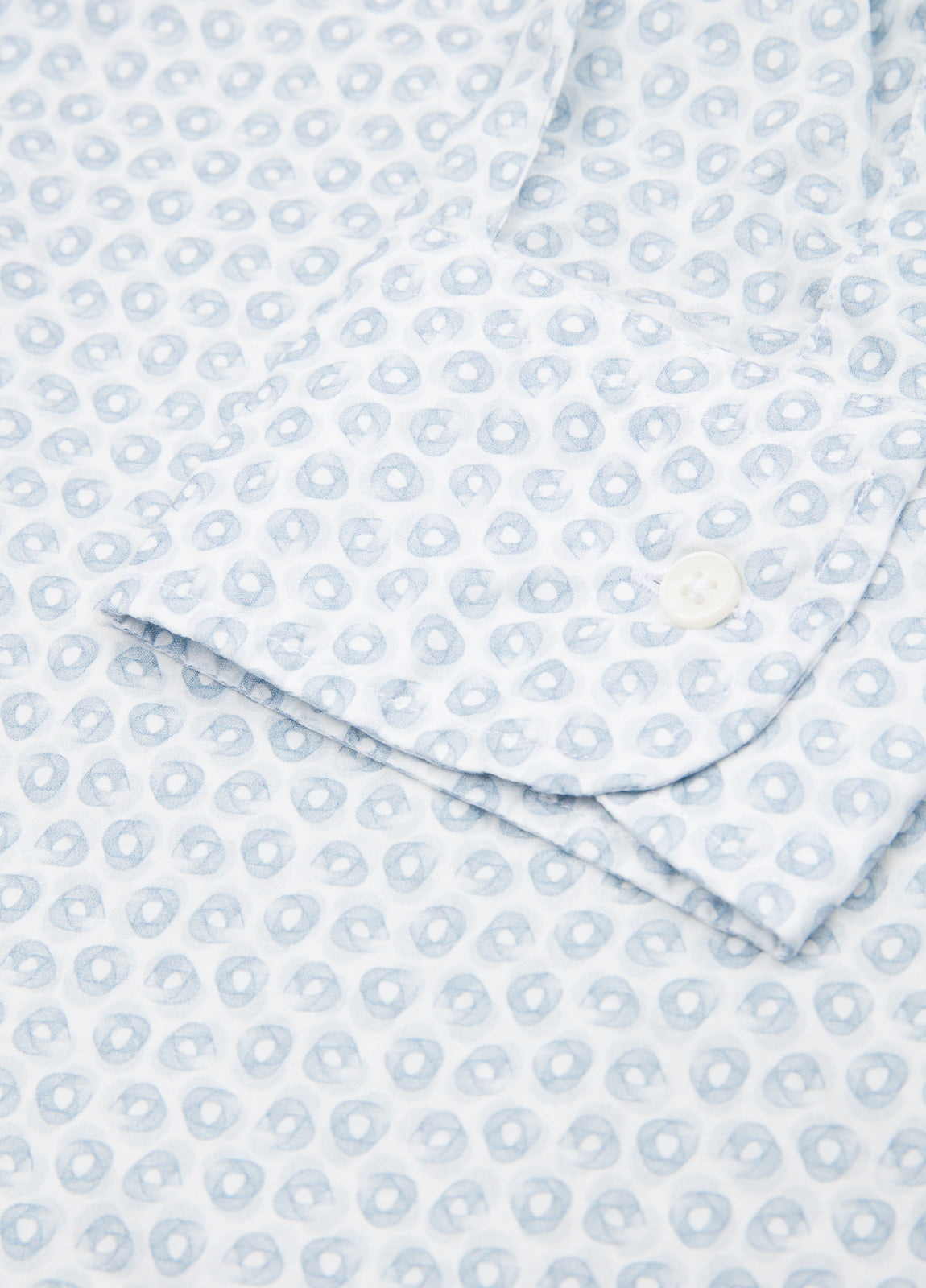 Camisa sport dibujo geométrico celeste.