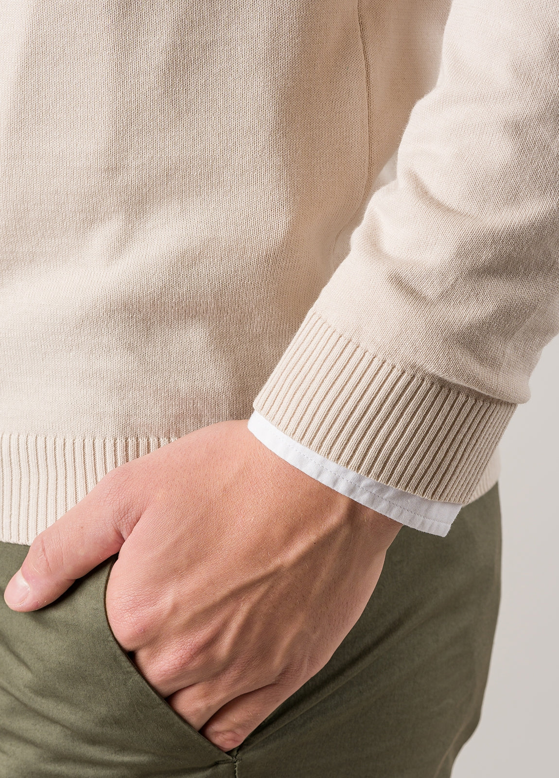 Jersey liso cuello pico color beige