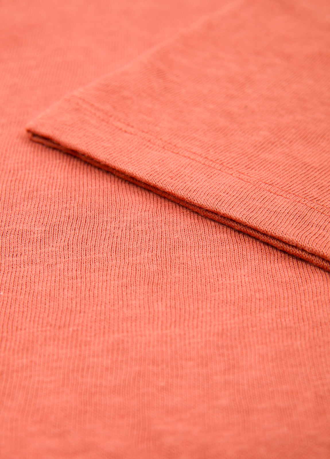 Short-sleeved V-neck polo in tile.