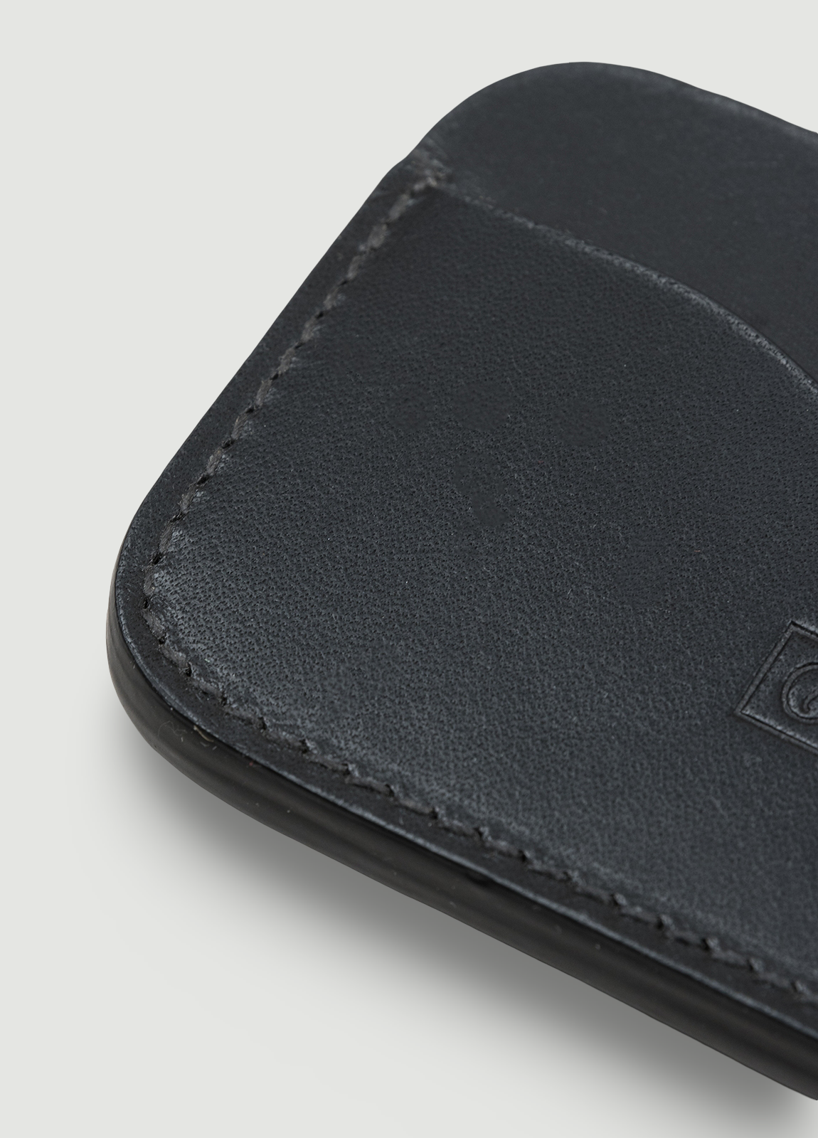 Tarjetero de piel color negro