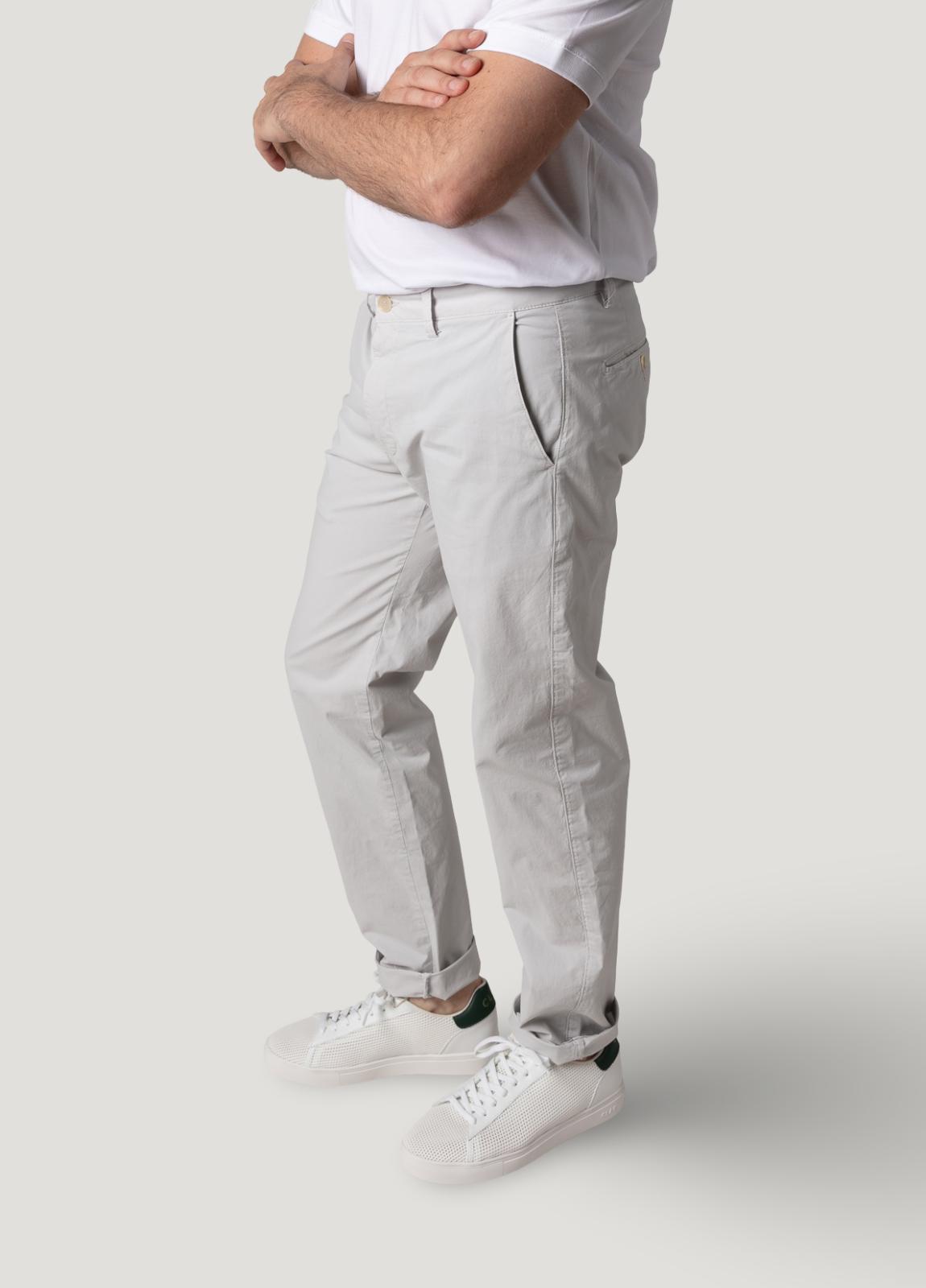 Pantalón casual chino gris perla