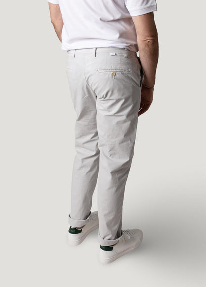Pantalón casual chino gris perla