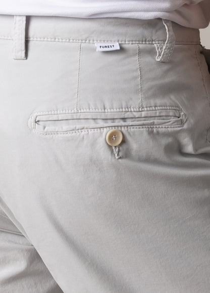 Pantalón casual chino gris perla