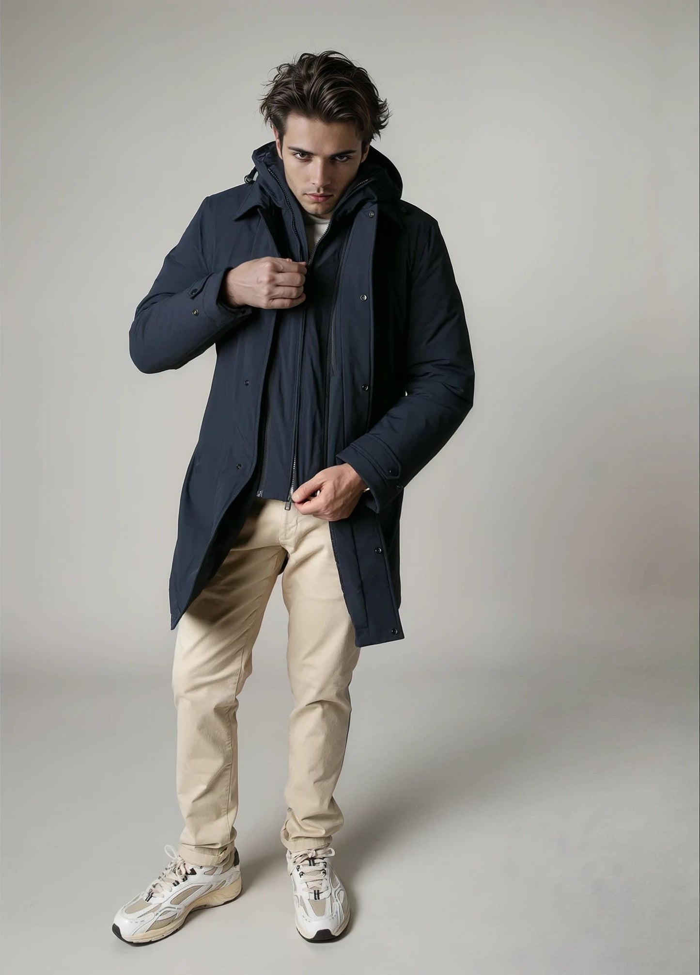Parka técnica azul marino con capucha