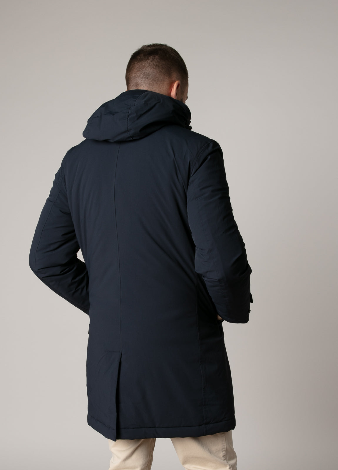 Parka técnica azul marino con capucha