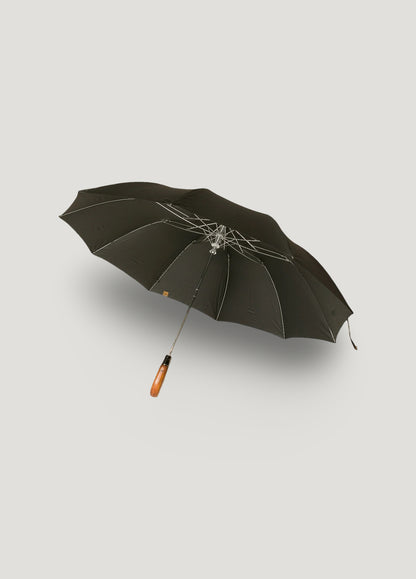 Paraguas plegable negro con puño de madera.