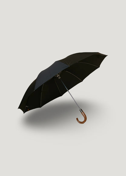 Paraguas plegable negro con puño de madera.