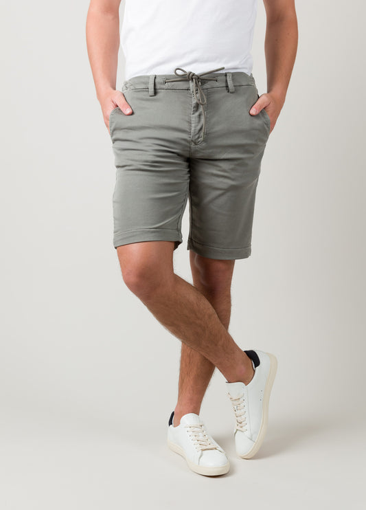 Bermuda elástica plomo