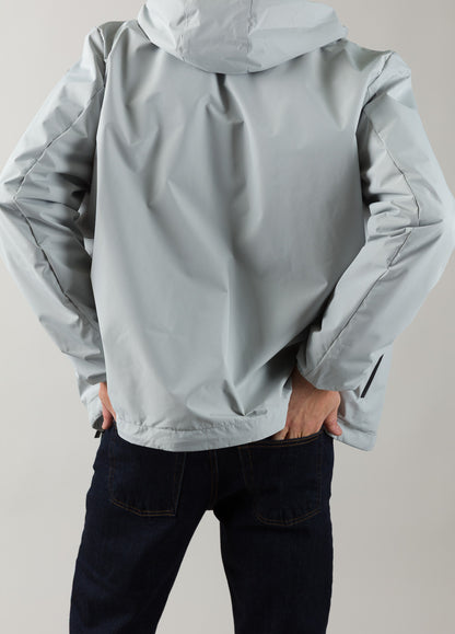 Cazadora técnica gris claro.