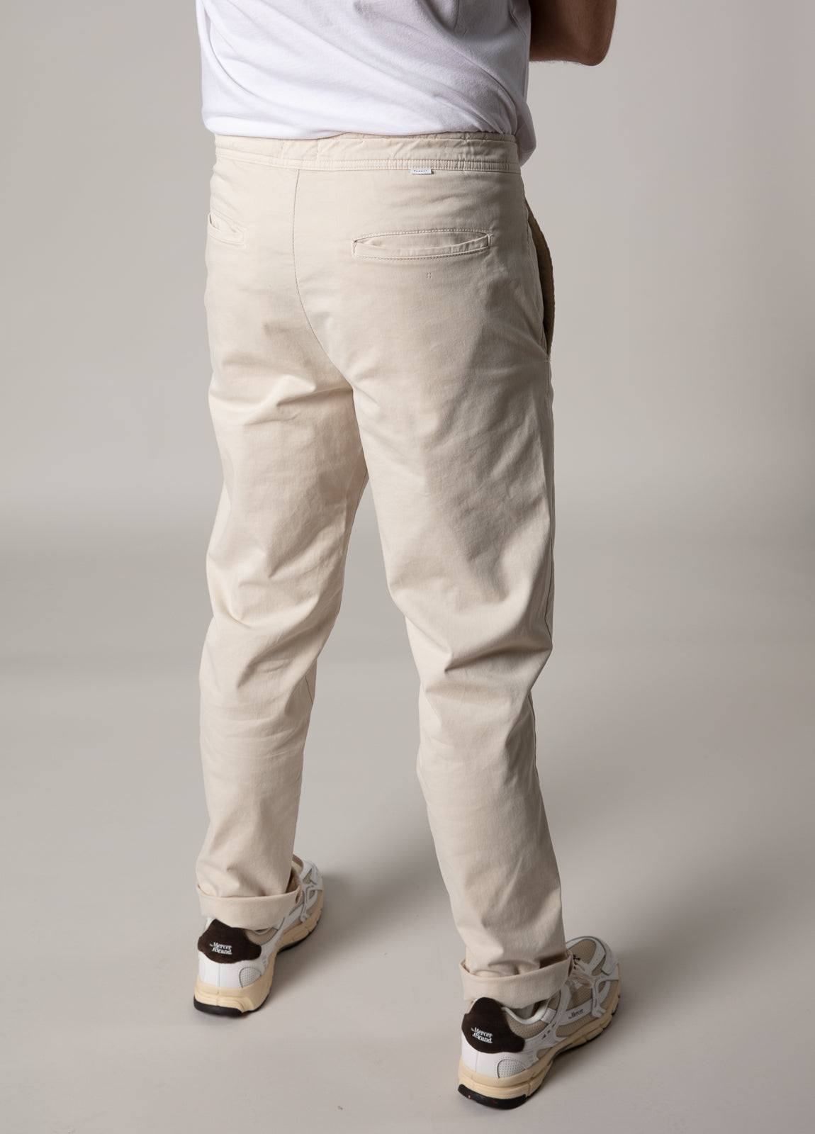 Pantalón jogger sarga crudo