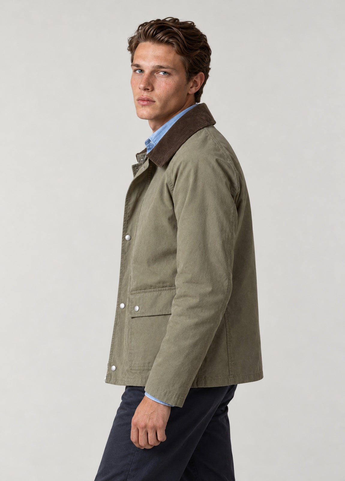 Chaqueta con bolsillos  y cuello de pana