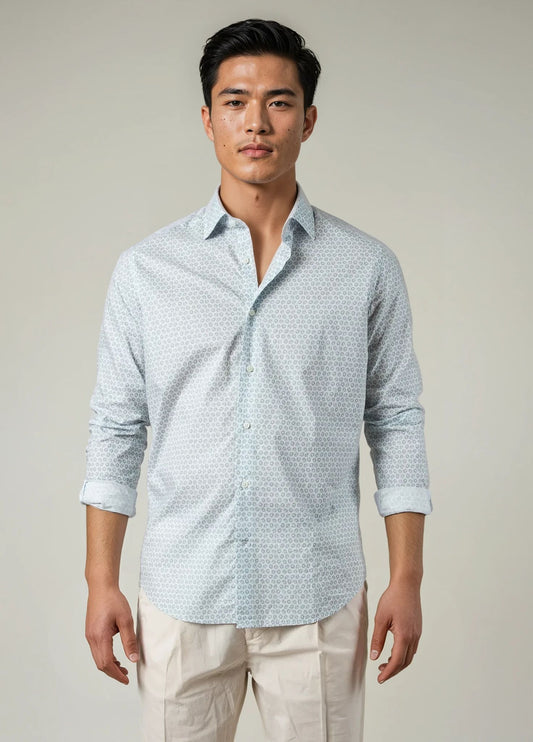 Camisa sport dibujo geométrico celeste.