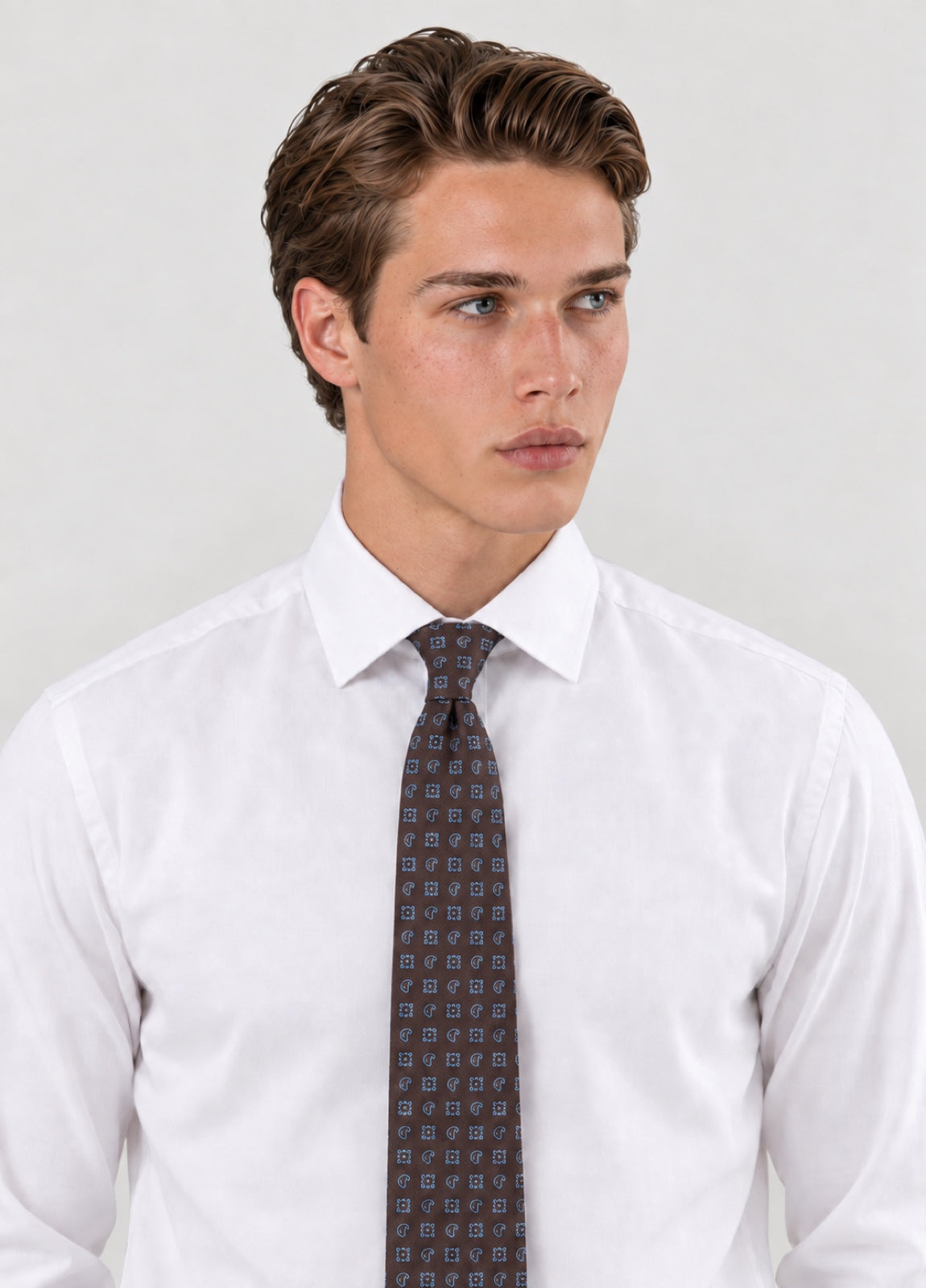 Corbata vestir cachemir marrón, puesta