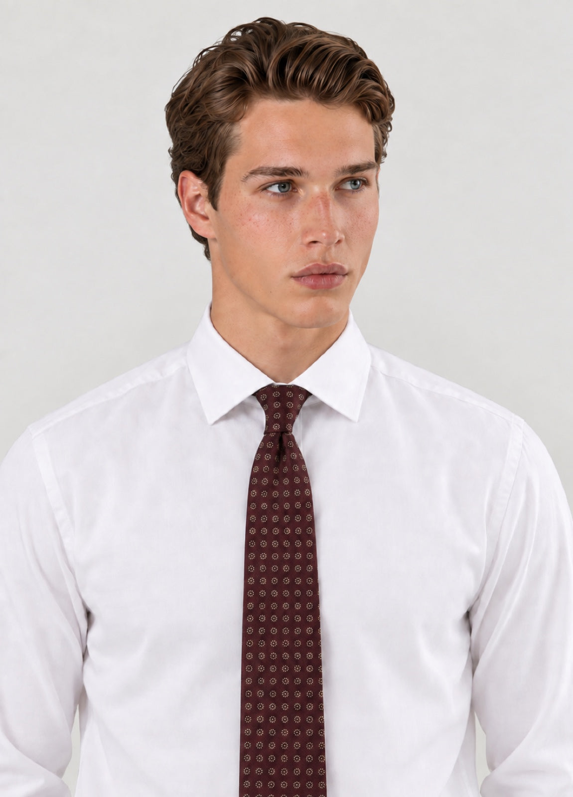 Corbata vestir dibujo flor burdeos, puesta