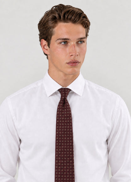 Corbata vestir dibujo flor burdeos, puesta