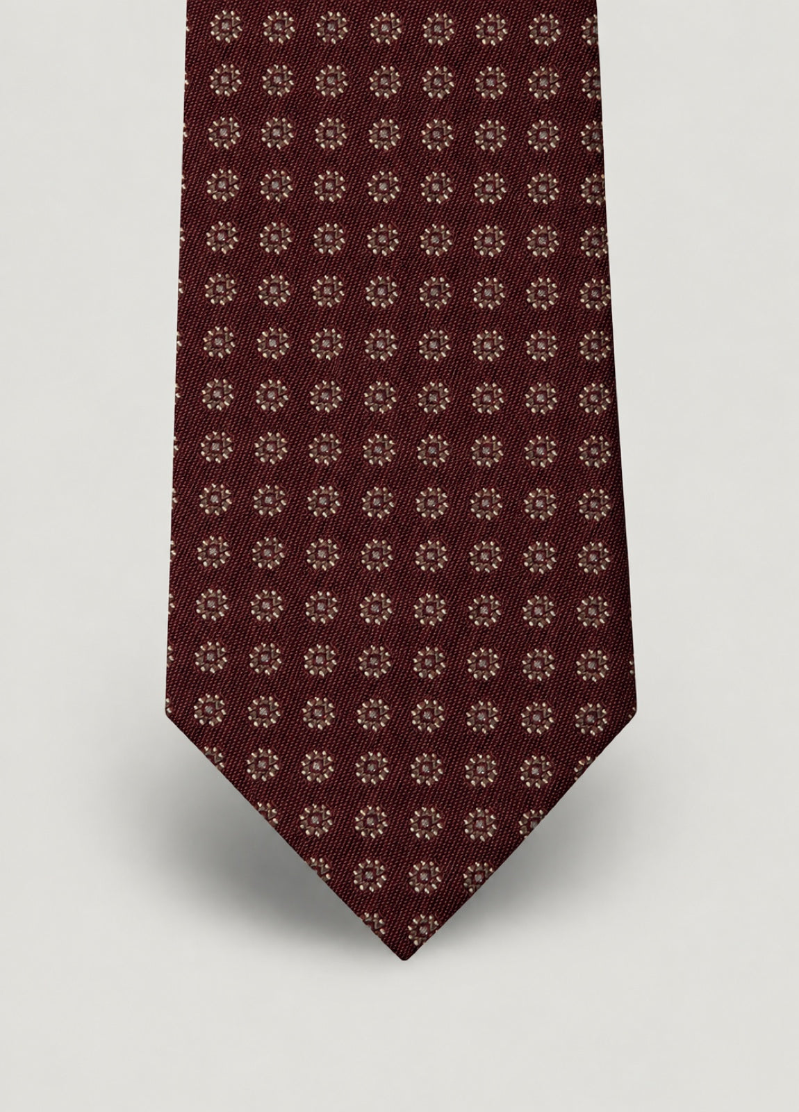 Corbata vestir dibujo flor burdeos, detalle