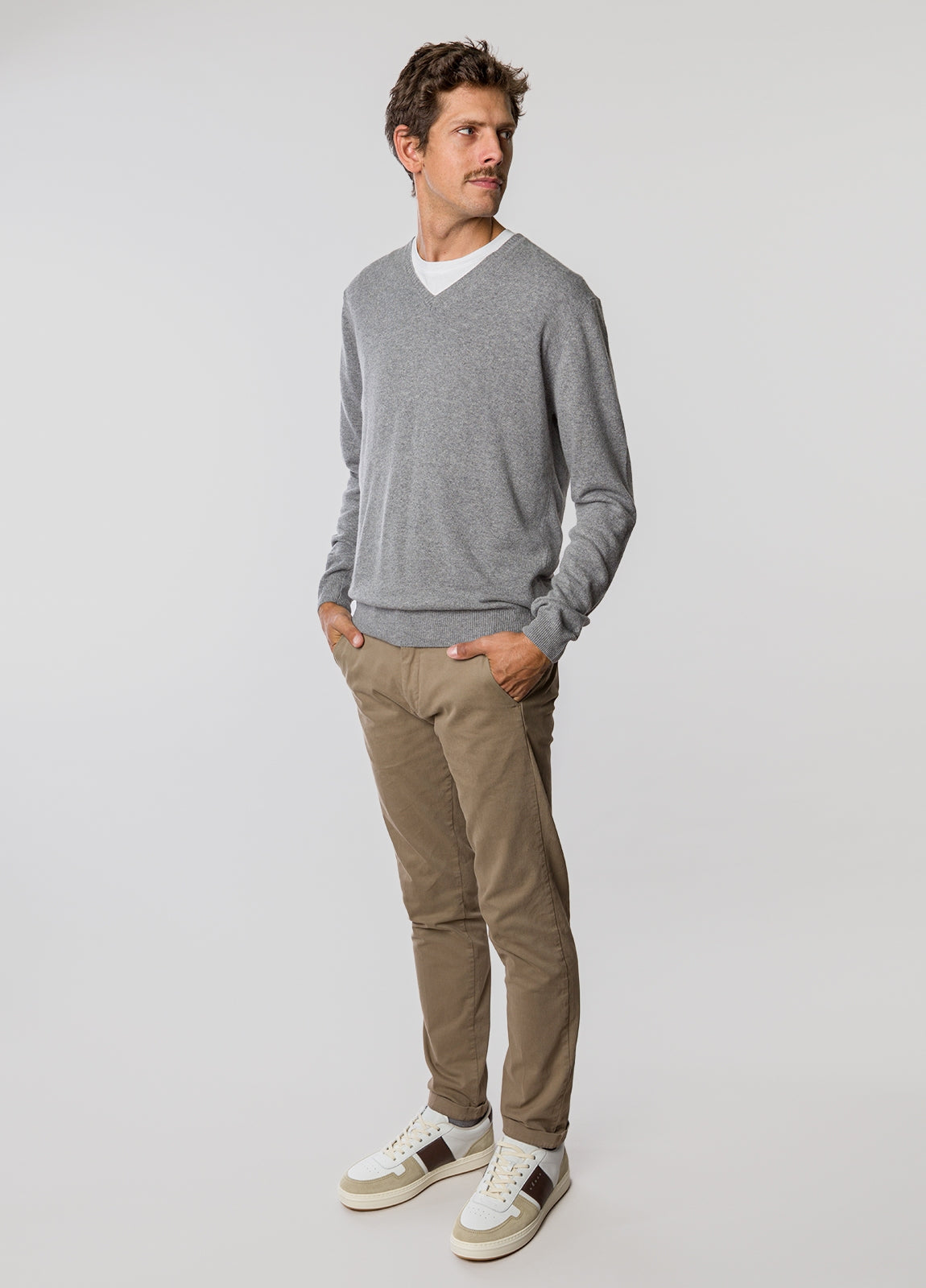 Grey V-neck jersey with trimmings