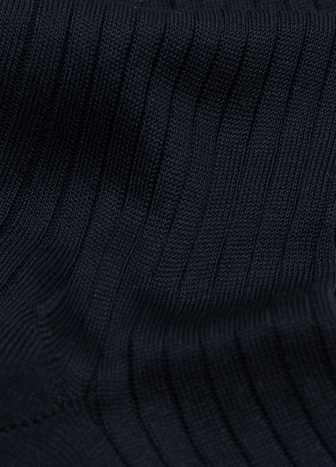 Short navy blue sock made of Scottish yarn