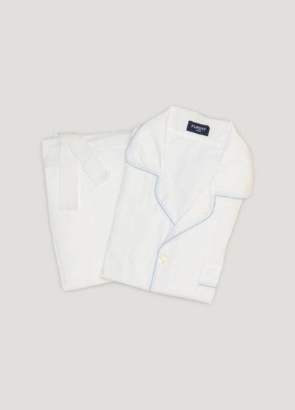 Pijama largo liso blanco y ribete azul con funda incluida