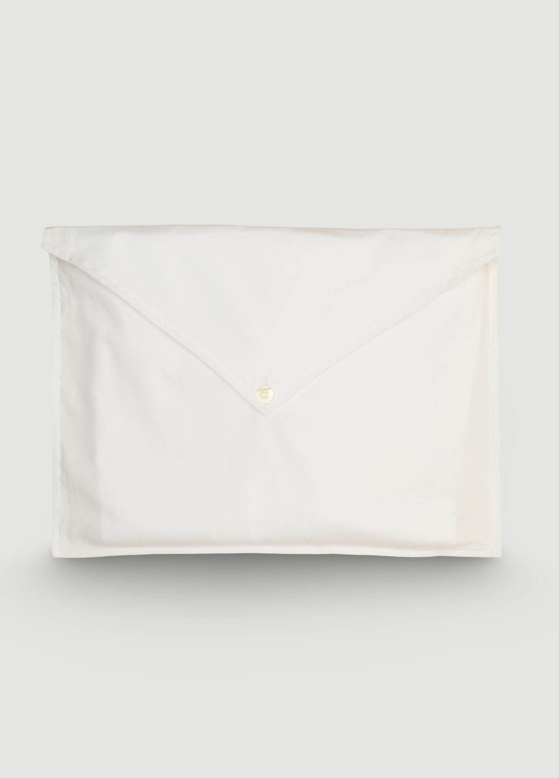 Pijama largo liso blanco y ribete azul con funda incluida