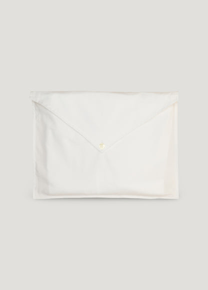Pijama largo liso blanco y ribete azul con funda incluida