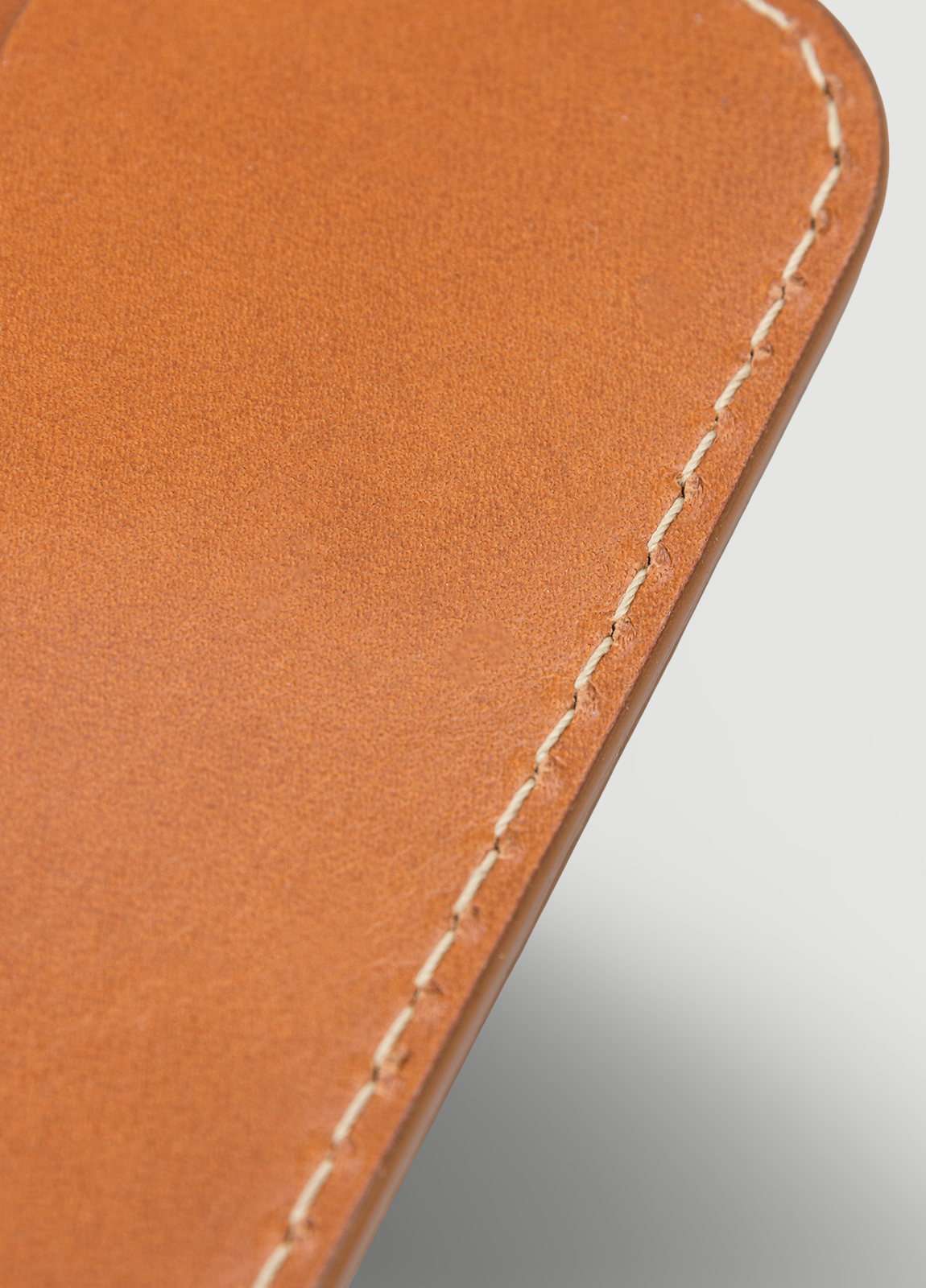 Tarjetero de piel color cognac