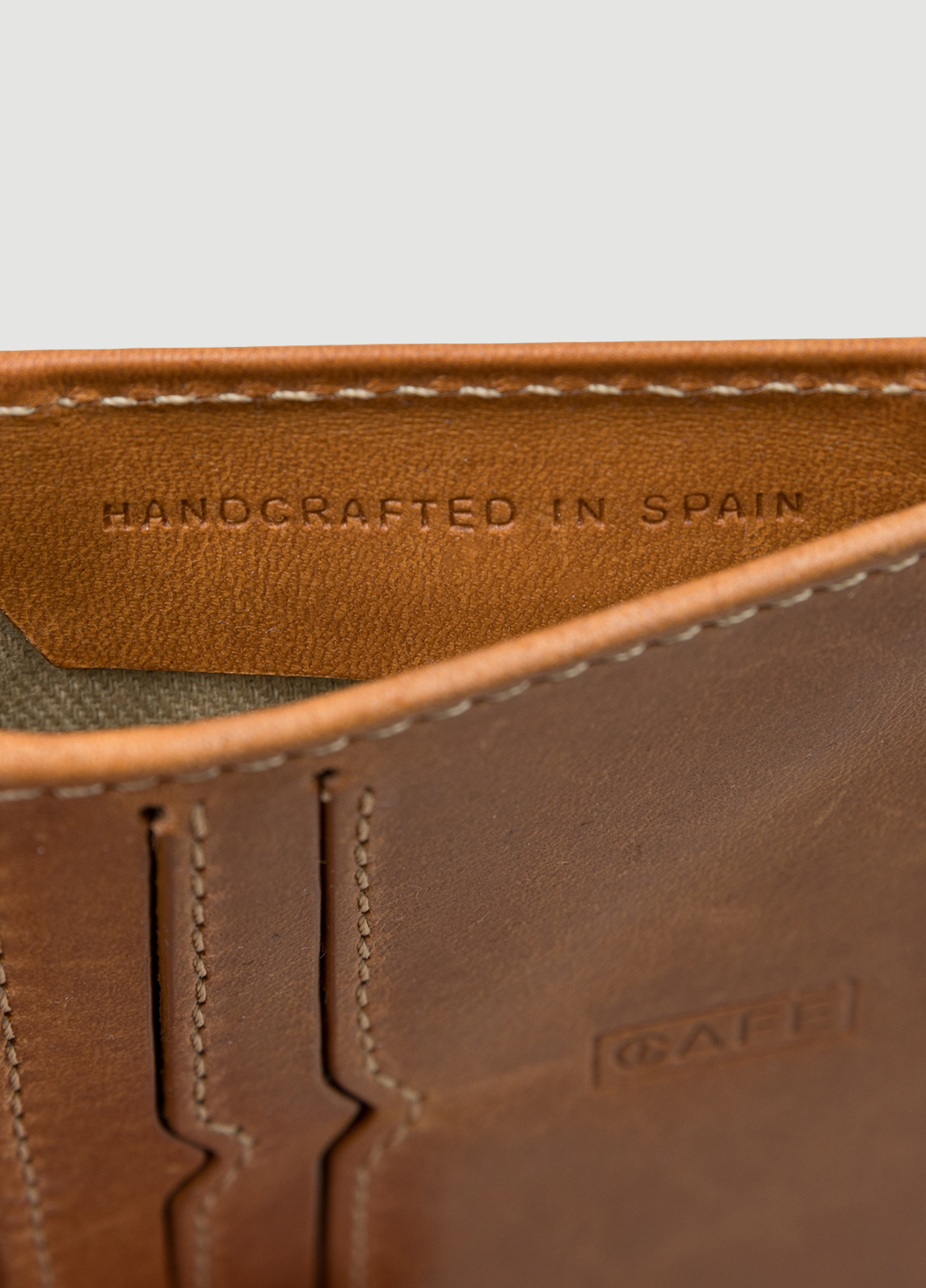 Billetero de piel color cognac